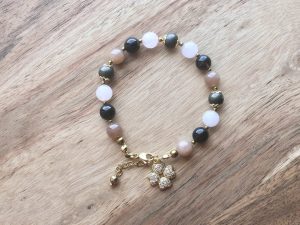 Pulseira com Quartzo Rosa, Pedra da Lua Pêssego e Hematite para amor-próprio e equilíbrio emocional
