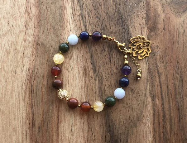 Pulseira com cristais dos 7 chakras e flor de lótus para equilíbrio energético e elevação espiritual