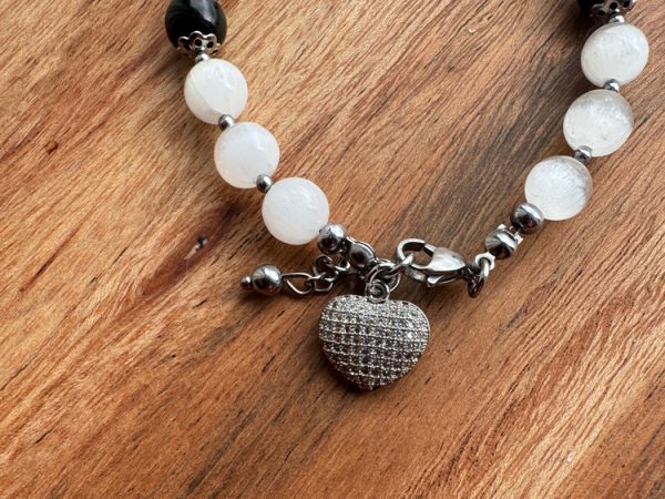 Pulseira com Selenite, Turmalina Negra e Hematite para proteção energética, clareza interior e firmeza emocional - Image 2