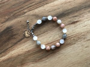 Pulseira com Selenite, Labradorite e Pedra da Lua para despertar espiritual e intuição feminina